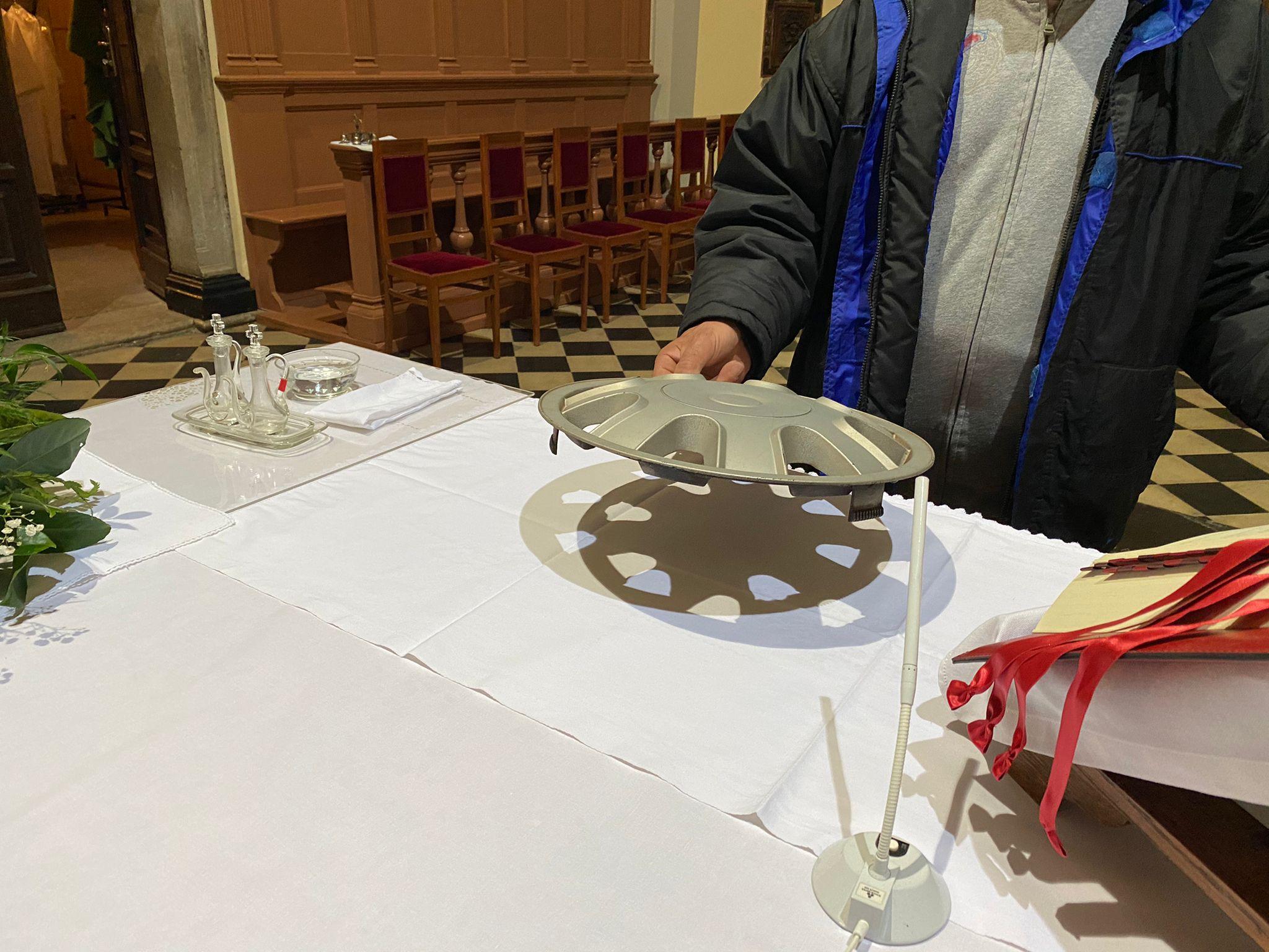 Brutto scherzo nella chiesa di San Pier d'Isonzo: copriauto sull'altare. Tovaglie da buttare e volontari sconcertati